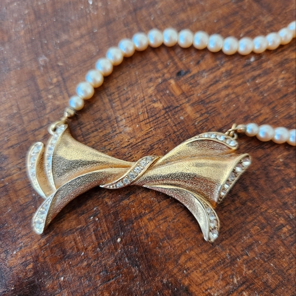 Vintage 1940s Bow Rhinestone and Pearl Necklace - Picture 5 of 8